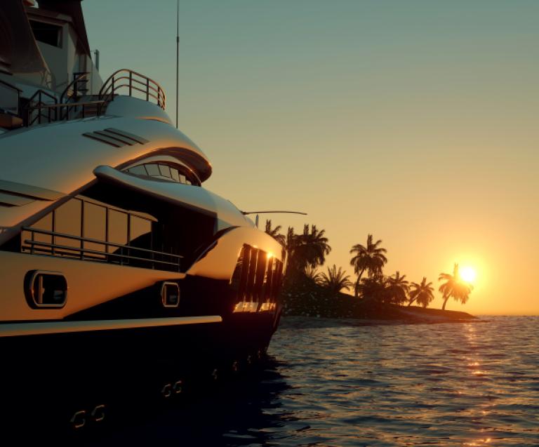 Yacht de luxe écologique naviguant au coucher du soleil, incarnant une nouvelle génération de navigation durable et silencieuse sur les mers tropicales.