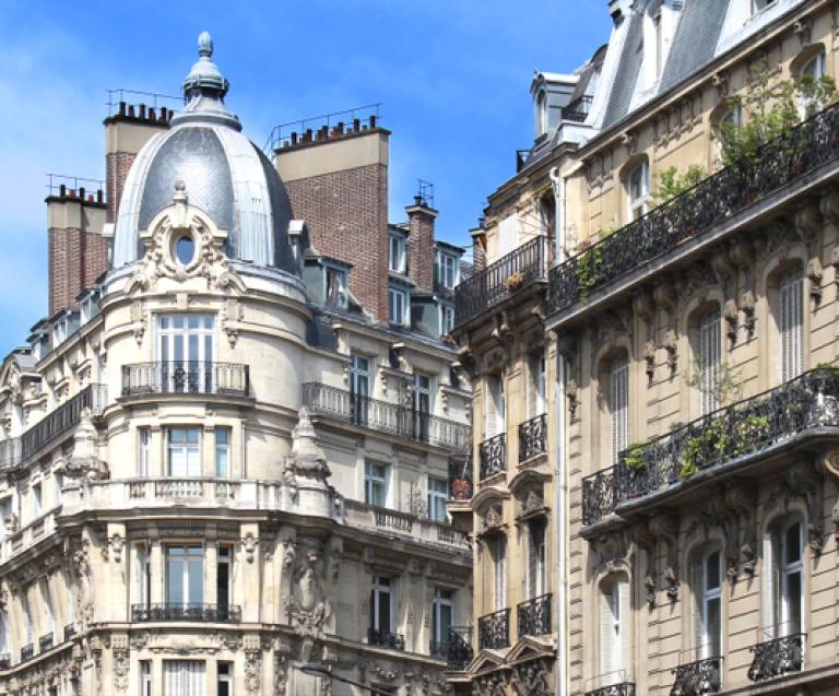 Façades haussmanniennes à Paris illustrant une vente d'immeuble à Paris, en bloc ou à la découpe, dans un quartier prisé de la capitale.