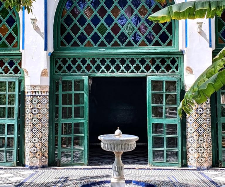  Riad traditionnel au Maroc, symbole du Maroc bien-être avec sa fontaine, ses mosaïques et son atmosphère apaisante idéale pour la détente et la sérénité.
