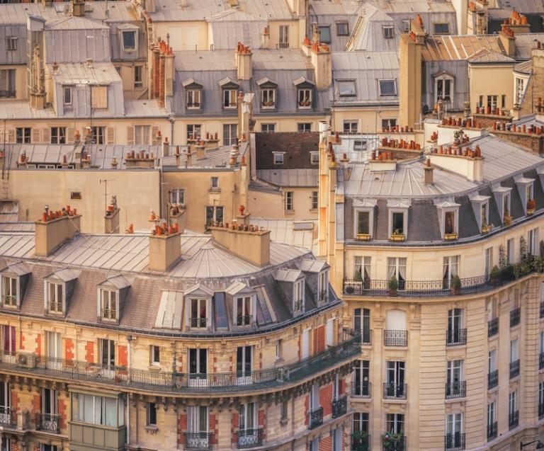 Immeubles parisiens représentant le choix entre micro-foncier ou régime réel pour déclarer les revenus locatifs d’un bien non meublé
