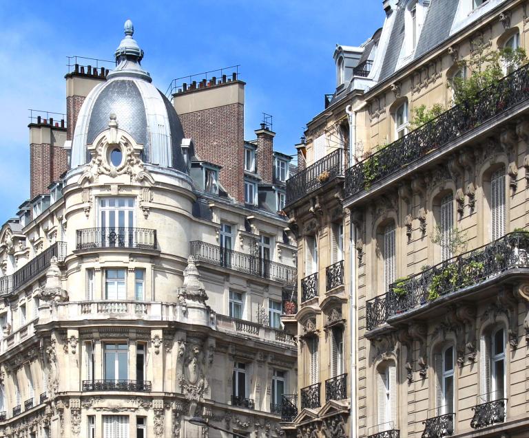 Façade d’un immeuble parisien illustrant les obligations du bailleur en gestion locative
