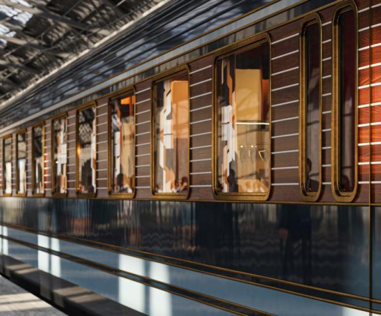Voiture du train de luxe Orient Express rénovée, en gare, avec design Art déco et finitions haut de gamme