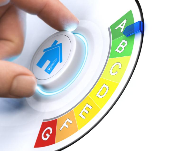 Main tournant un cadran d’efficacité énergétique, symbolisant les diagnostics immobiliers obligatoires à fournir avant la mise en location d’un bien.
