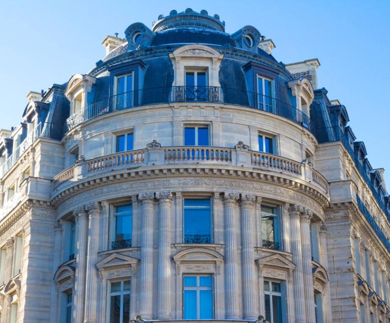 Appartement haussmannien : façade d’un immeuble haussmannien à Paris
