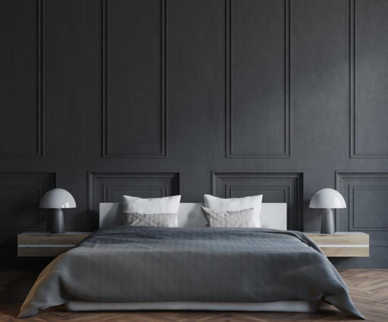 Chambre élégante avec lit recouvert de linge de luxe gris, soulignant le raffinement et la qualité des matières haut de gamme utilisées.