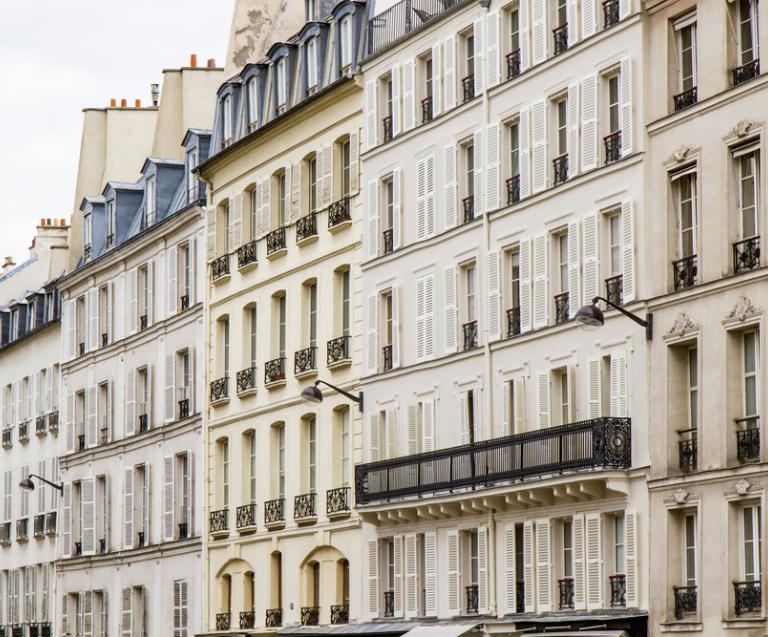  Immeubles parisiens représentant le choix entre micro-foncier ou régime réel pour déclarer les revenus locatifs d’un bien non meublé.