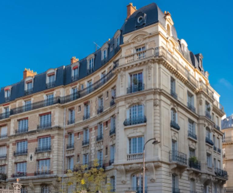 Immeuble haussmannien typique à Paris, idéal pour un investissement locatif avec avantages fiscaux comme le dispositif Pinel ou Denormandie.