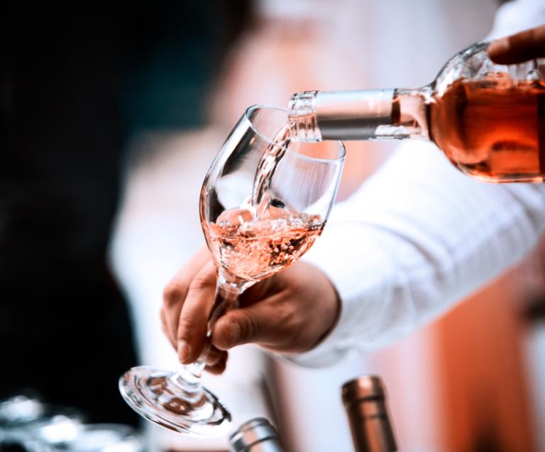 Bouteille de vin de prestige signée Chanel, posée sur une table élégante, illustrant l’alliance entre haute couture et vins de prestige.