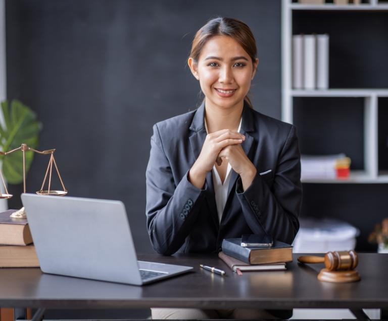 Femme exerçant une profession libérale en copropriété dans un cabinet juridique moderne