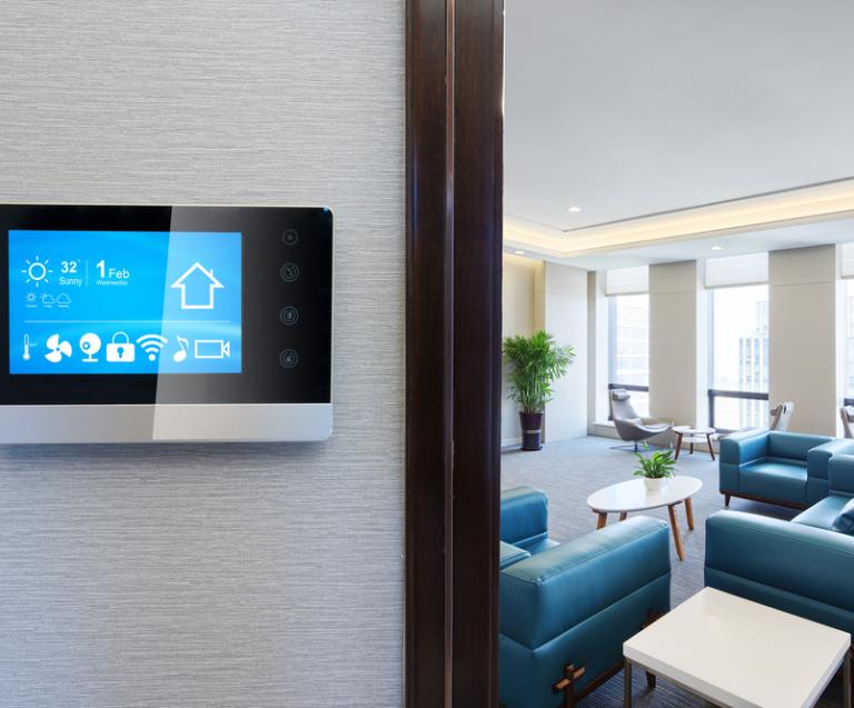 Interface domotique murale dans un appartement haut de gamme, illustrant l’usage de la domotique dans l’immobilier de luxe pour un confort personnalisé.