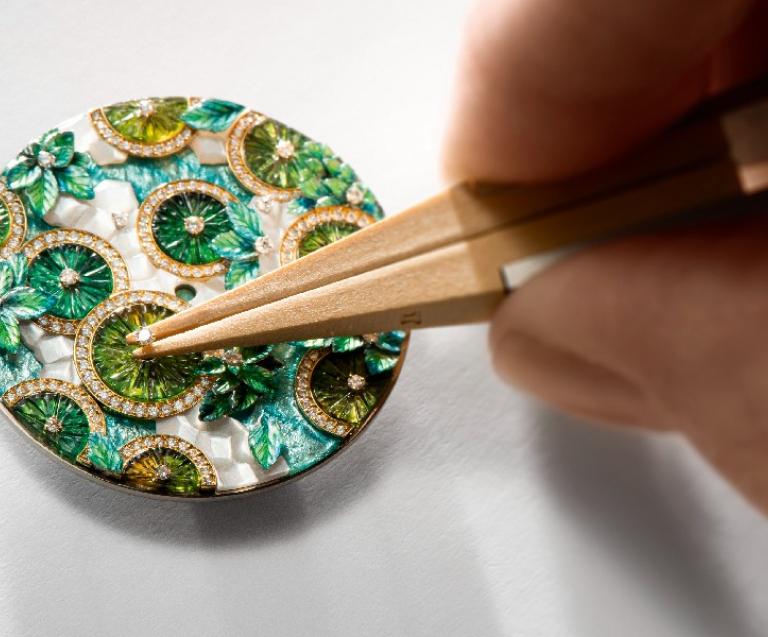 Montres : Détail artisanal d’un cadran de montre d’exception en cours de fabrication, illustrant le savoir-faire des métiers d’art en horlogerie