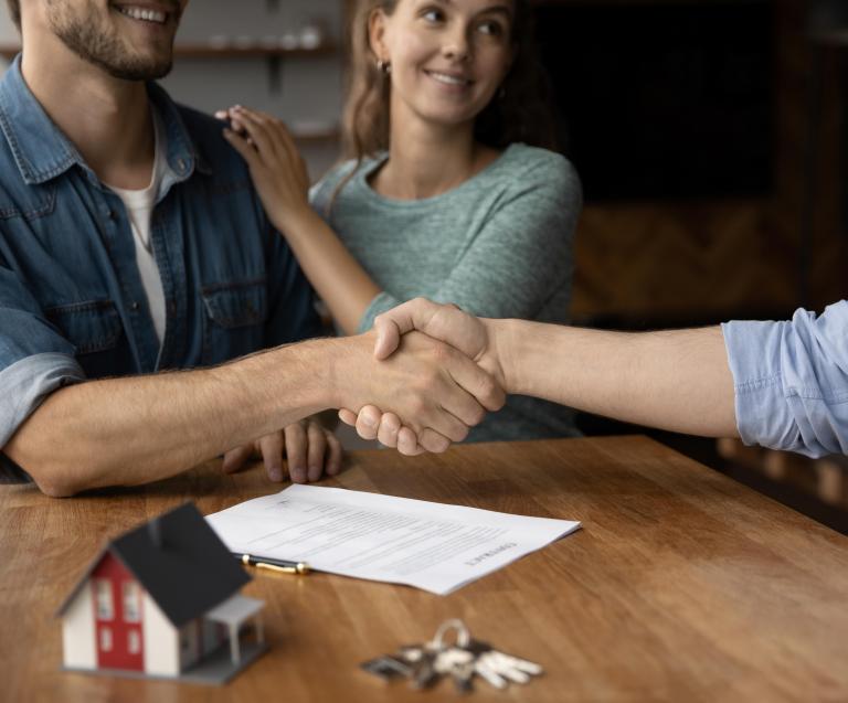 Comparaison entre location nue et location meublée pour un investissement immobilier locatif efficace