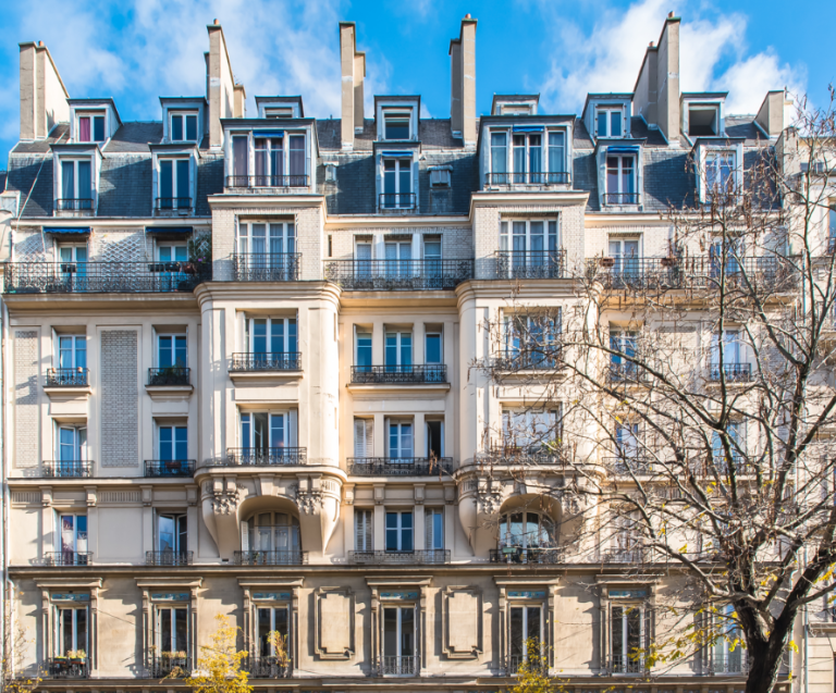 Façade d’un immeuble haussmannien typique à Paris, idéal pour investir dans un immeuble locatif rentable