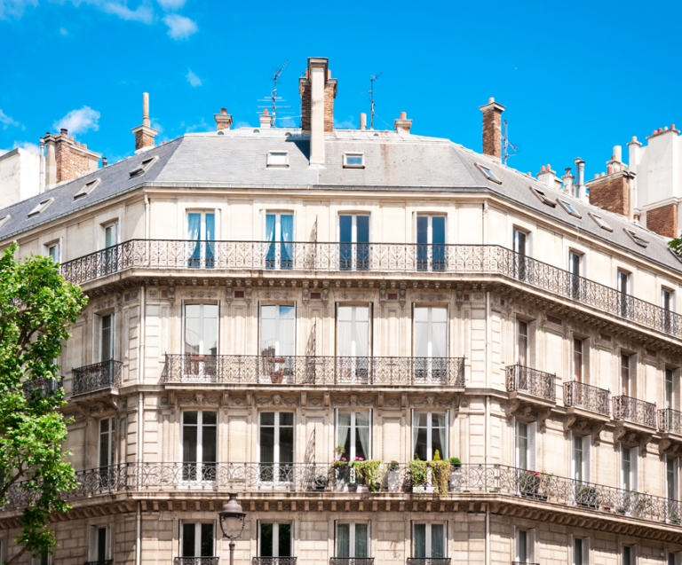 Immeuble haussmannien concerné par les interdictions de louer liées à la Loi Climat et aux passoires thermiques
