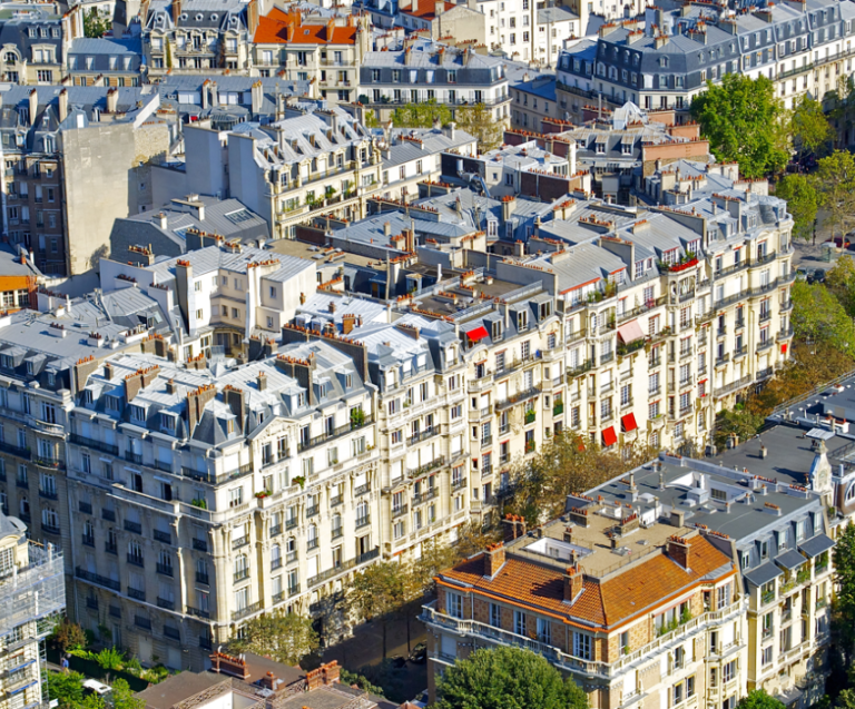 Vue aérienne d’un immeuble haussmannien à Paris illustrant le rôle du conseil syndical copropriété dans la gestion collective et la préparation de l’ordre du jour des assemblées générales.