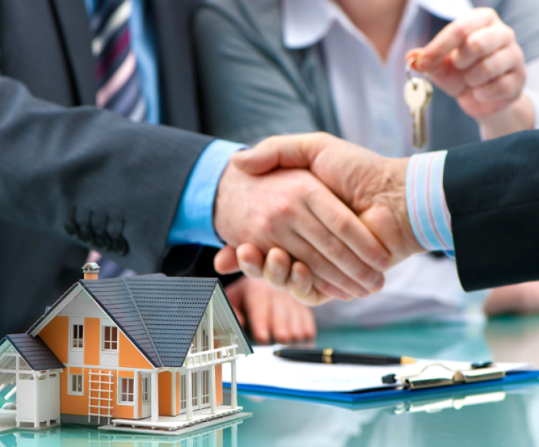 Vente de terrain – signature d’un contrat immobilier pour optimiser la fiscalité sur la plus-value