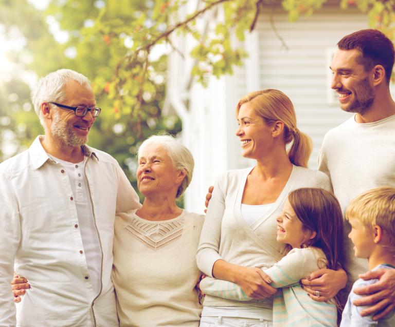Famille réunie dans un cadre naturel – illustration d’une stratégie de réduction des droits de succession grâce à un investissement GFI