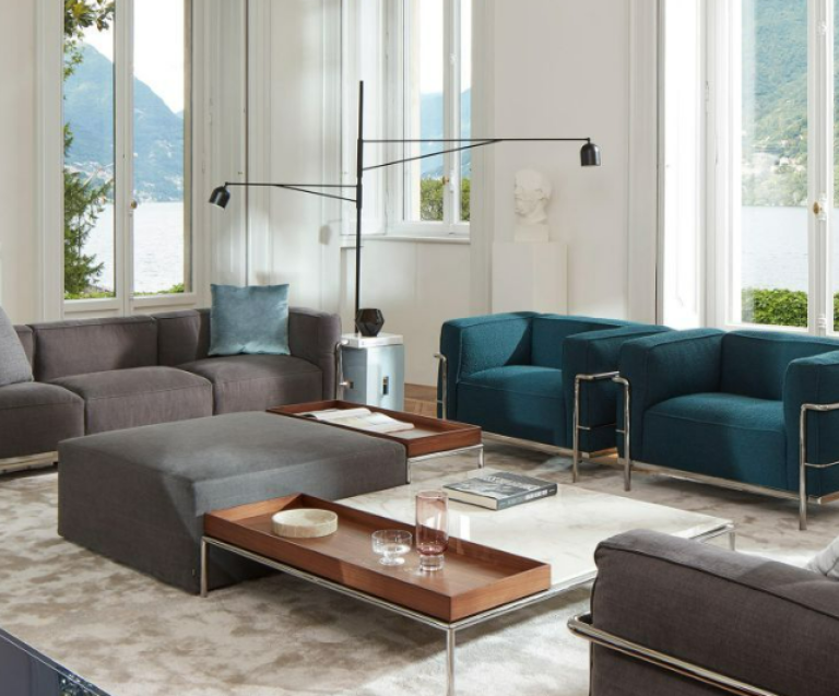 Salon moderne avec plusieurs canapé représentant les matériaux innovants