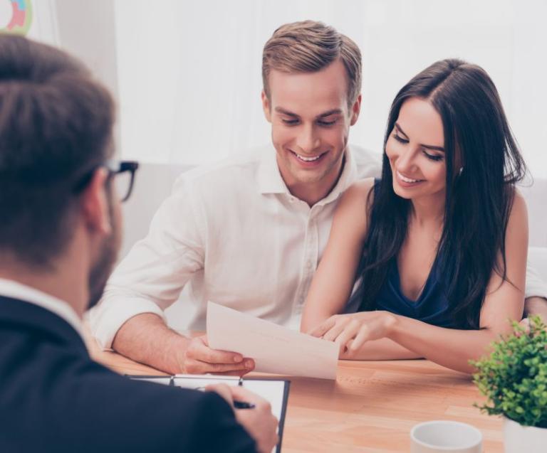 Couple recevant des conseils financiers pour souscrire une assurance vie