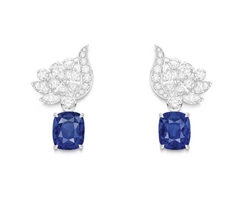 Boucles d’oreilles en diamants et saphirs bleus, Haute Joaillerie mettant à l’honneur la pierre précieuse saphir