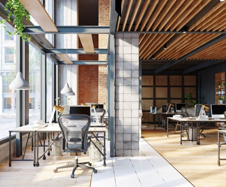 Espace de travail moderne et lumineux dans un open space dédié à l’immobilier professionnel