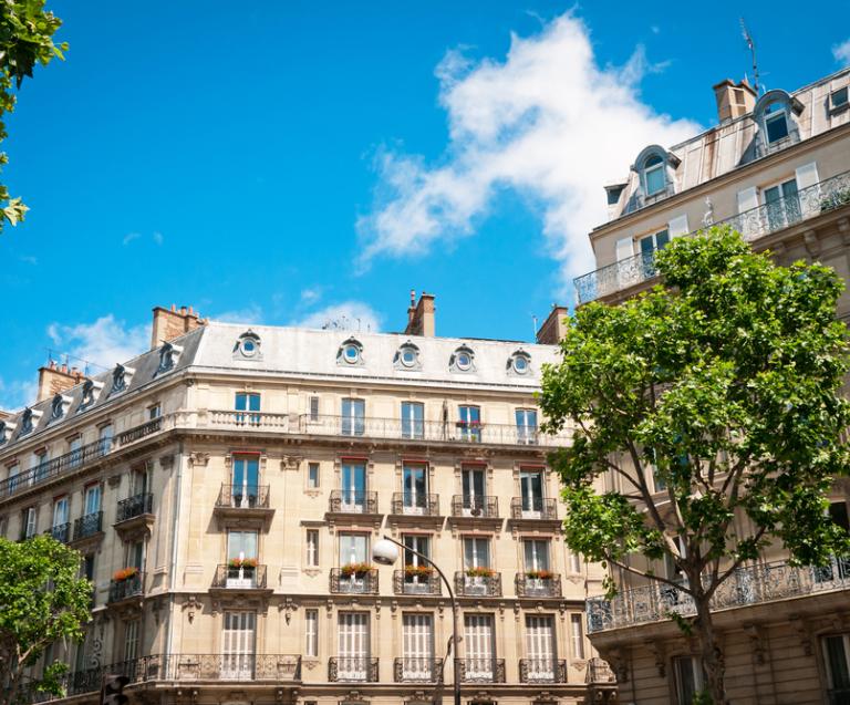 Façade d’un immeuble haussmannien à Paris impacté par la loi Climat location