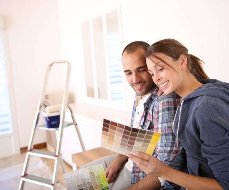 Couple choisissant une couleur de peinture pour des travaux en copropriété