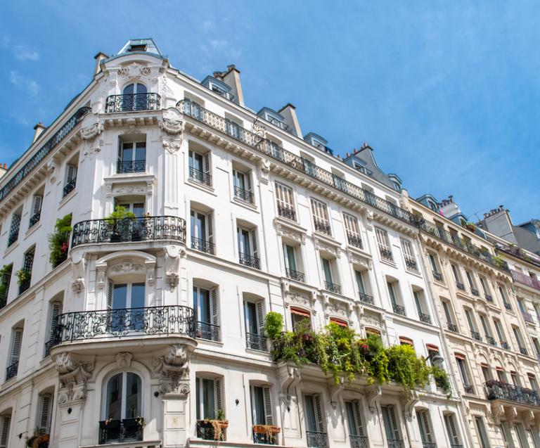Abattements sur le patrimoine immobilier – immeuble haussmannien à Paris représentant l’investissement immobilier résidentiel