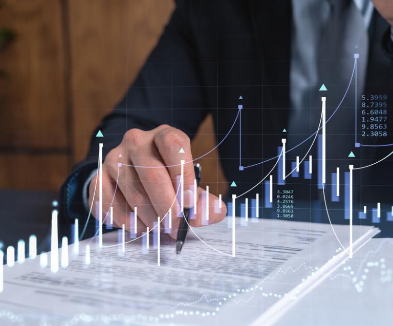 Conseiller financier analysant des données de performance pour proposer des solutions de placement rentables chez Vaneau Gestion Privée