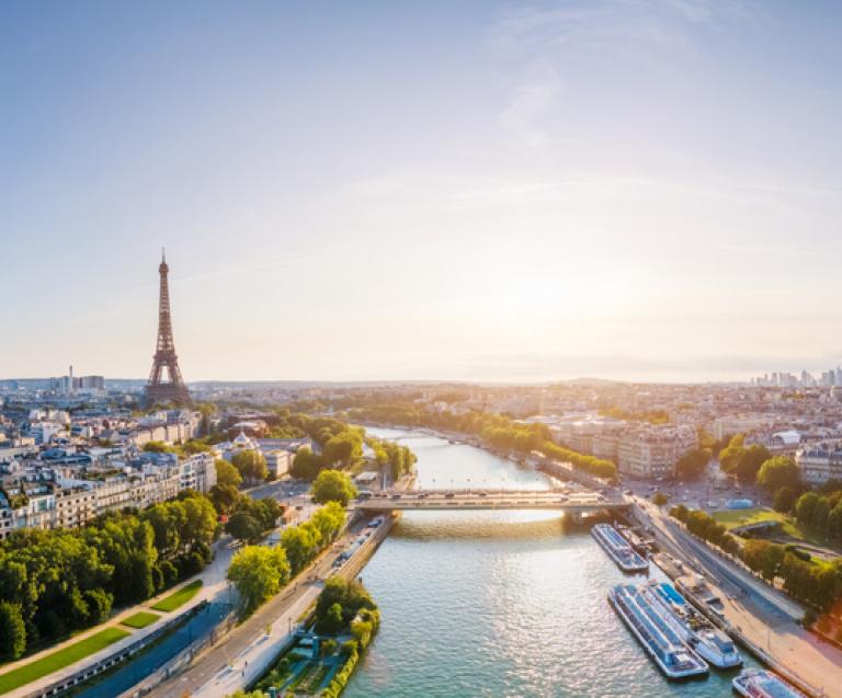 Vue panoramique de Paris avec la Tour Eiffel, illustrant le marché immobilier Paris 2024