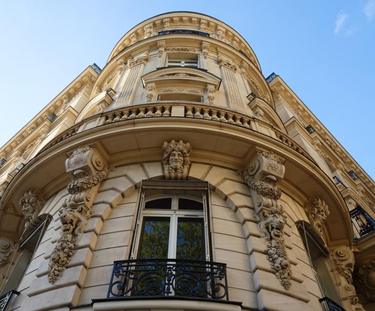 Façade d’un immeuble haussmannien à Paris – propriétaire bailleur en zone urbaine dense