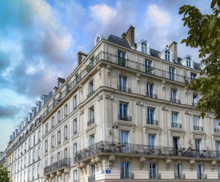 Façade d’un immeuble parisien concerné par la répartition des charges dans un bail commercial entre bailleur et locataire (bail commercial charges)