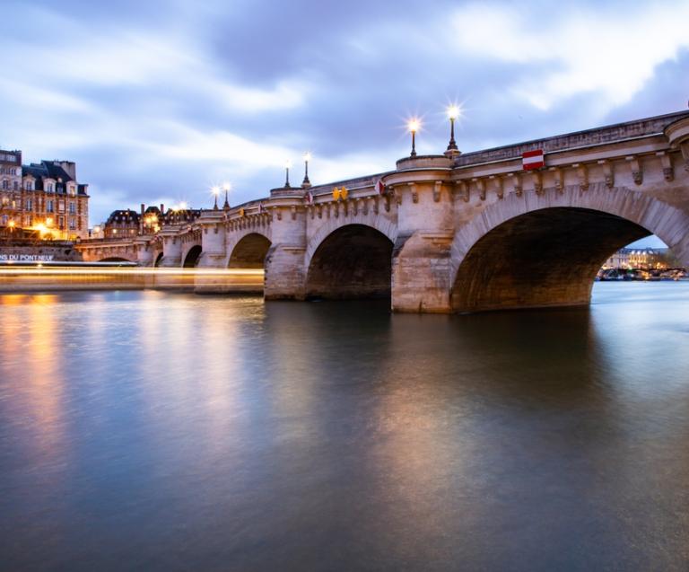 Pont Neuf à Paris en hiver au crépuscule, reflet magique sur la Seine