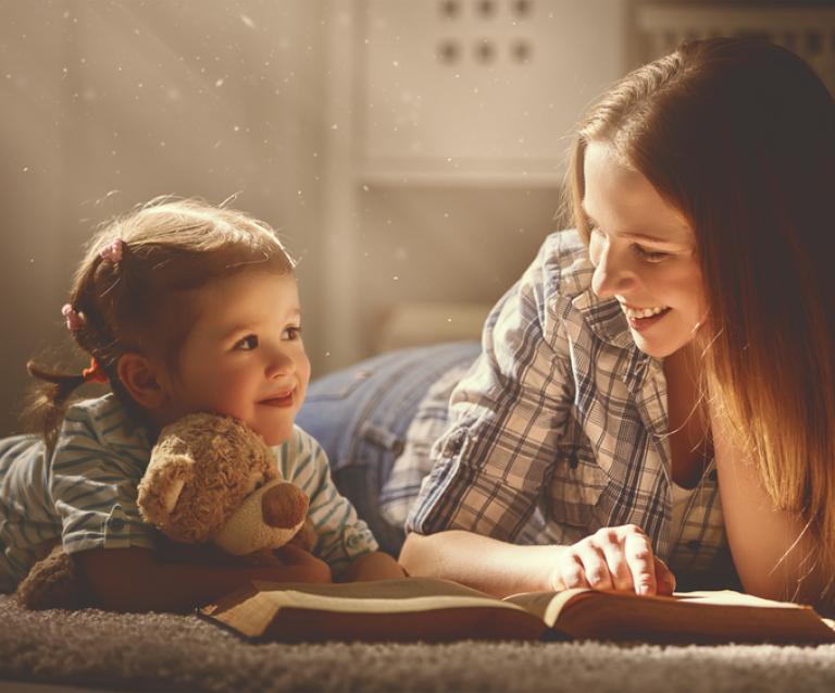 Mère et enfant partageant un moment complice, symbole de transmission de patrimoine  Souhaitez-vous que l’on passe à la prochaine actualité à optimiser ?
