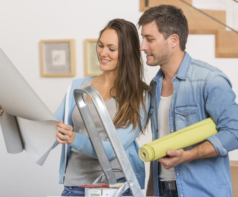 Couple effectuant des travaux location appartement