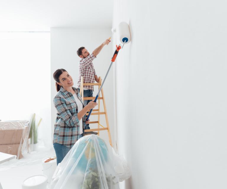 Un couple réalise des travaux de peinture dans un logement loué – illustration des travaux en location partagés entre bailleur et locataire