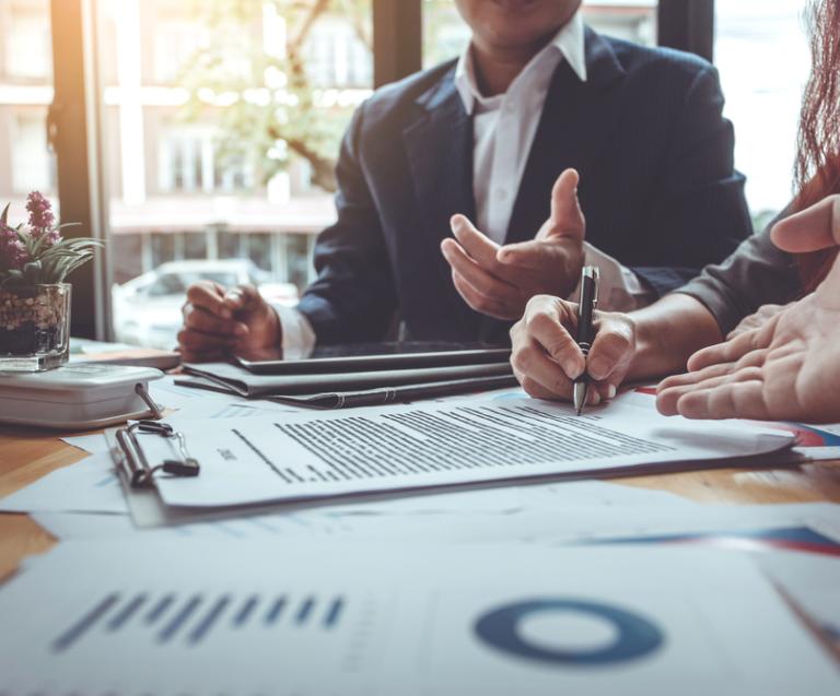 Signature d’un contrat financier entre investisseurs pour souscrire à des produits structurés