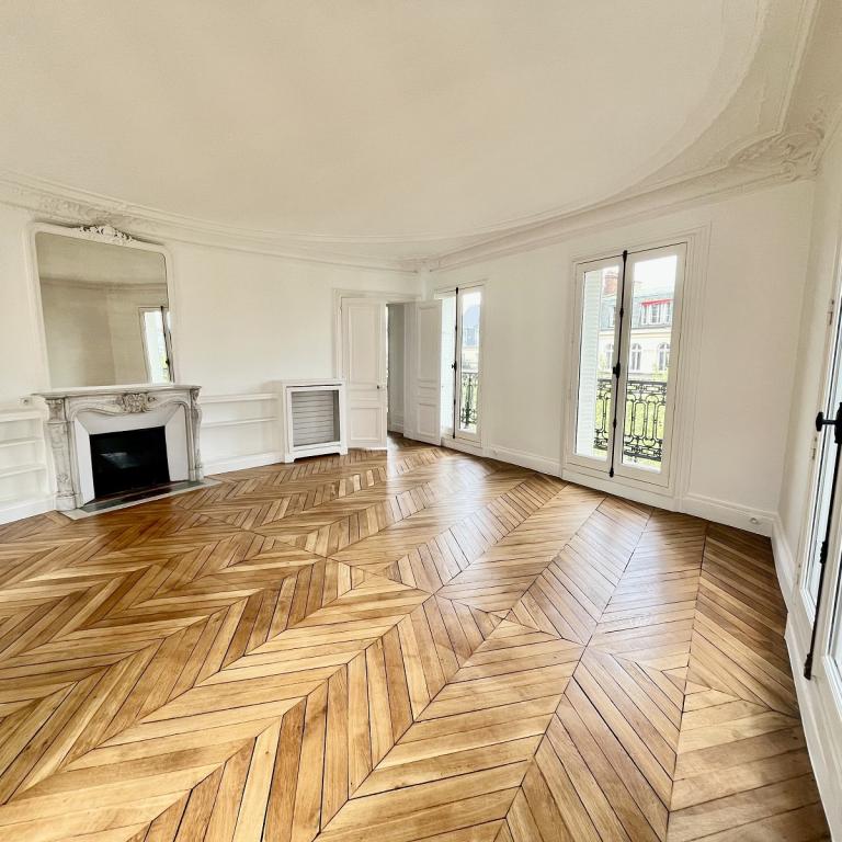 A LOUER 6 Pièces PLACE DE LA MADELEINE Paris VIIIème. REFAIT NEUF