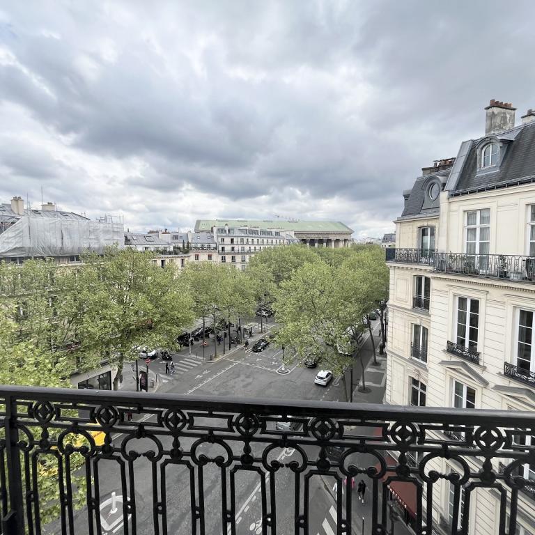 A LOUER 6 Pièces PLACE DE LA MADELEINE Paris VIIIème. REFAIT NEUF