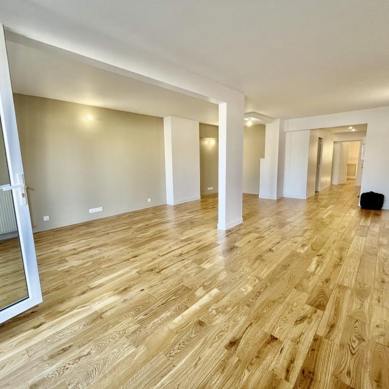 A LOUER 3 PIECES de 87.50m² + TERRASSE de 180m²