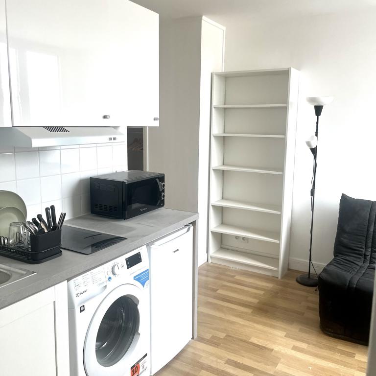 A louer 75007 PARIS studio Quartier rue du Bac