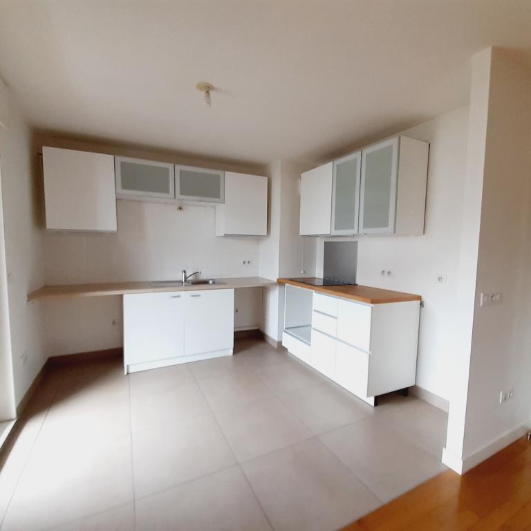 A LOUER 4 PIECES 83m²  AVEC TERRASSE et PARKING