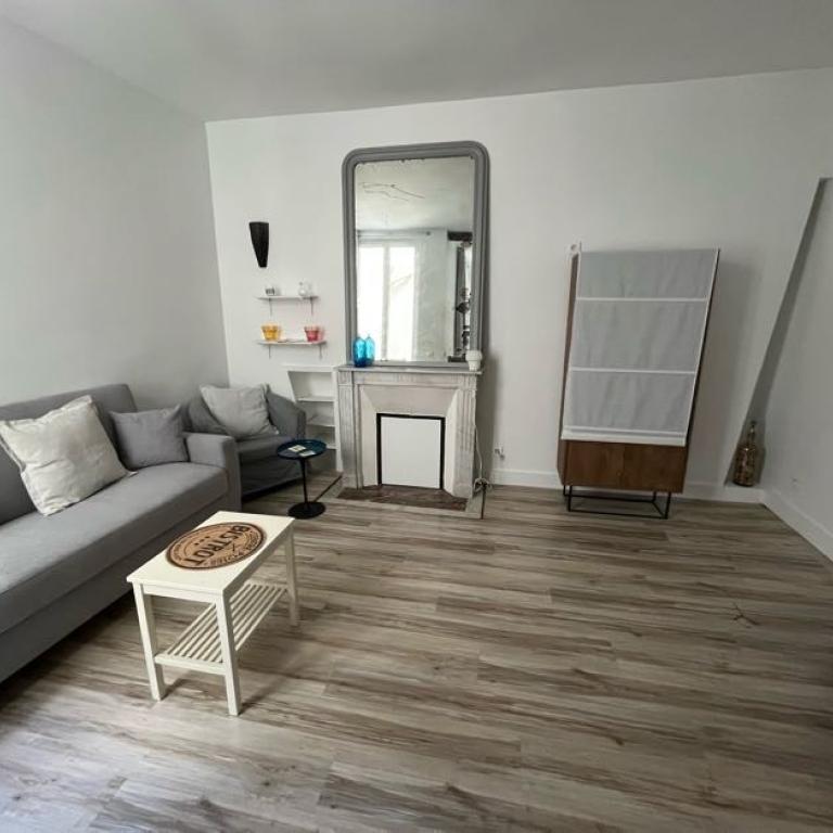 A LOUER Paris VIIème Studio meublé Rue de Lille
