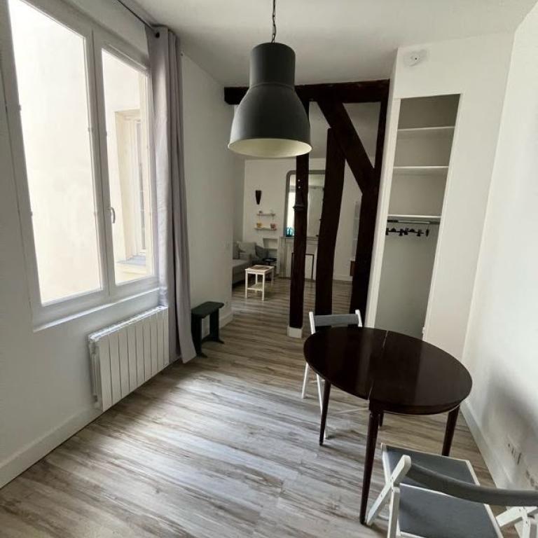 A LOUER Paris VIIème Studio meublé Rue de Lille