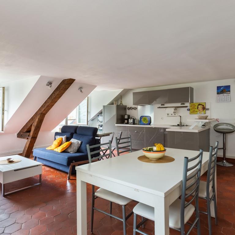 PARIS IVème, métro Saint Paul, Beau Duplex  en dernier étage