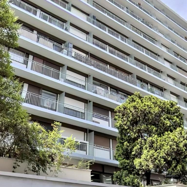 A LOUER PARIS XV 3P BALCON RUE JAVEL