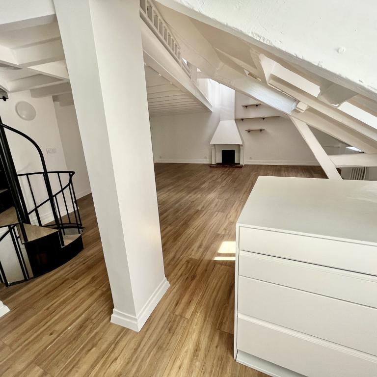 A LOUER TRIPLEX de 5 PIECES  92.56m² Paris VIème.