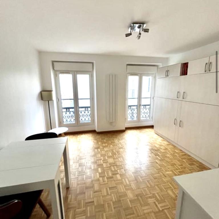 A louer 75009 Paris SUDIO MEUBLÉ 