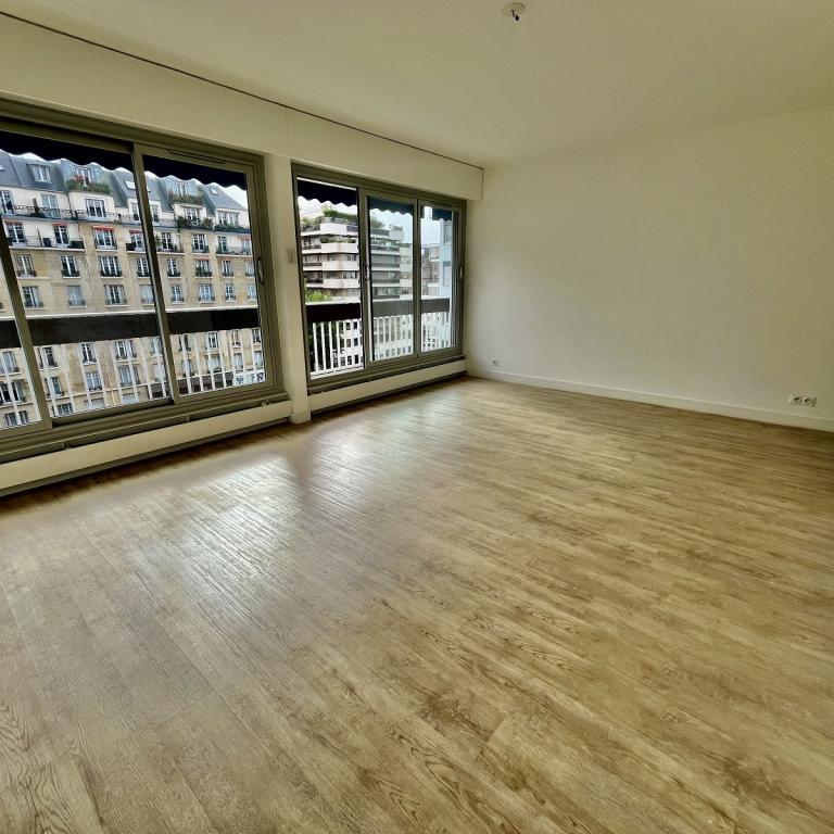 Paris XVème, Village Suisse,  4 Pièces avec Balcon et Parking et chambre de service
