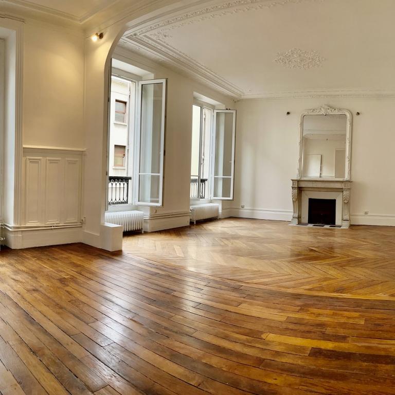 PARIS 9ème Anvers Beau 2P 70,27m²